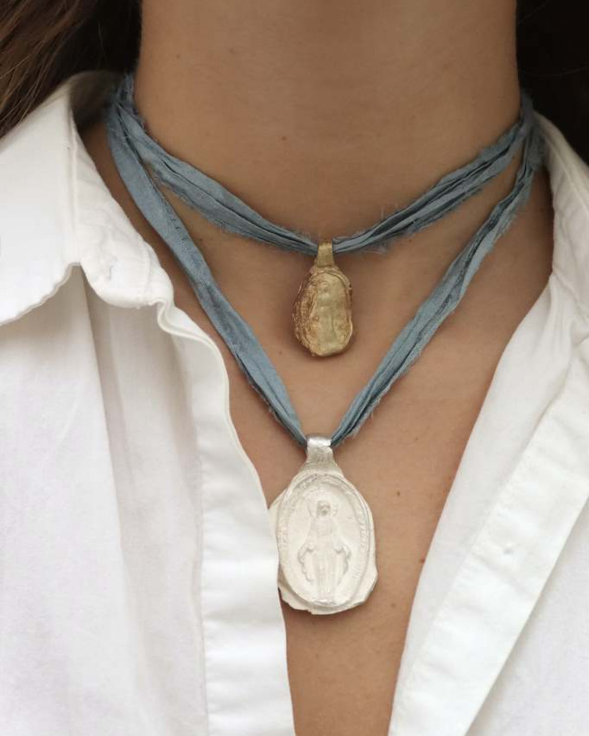 Medalla rústica de la Virgen Milagrosa en latón y en plata. Hecha artesanalmente en España por Sandra Bellew.