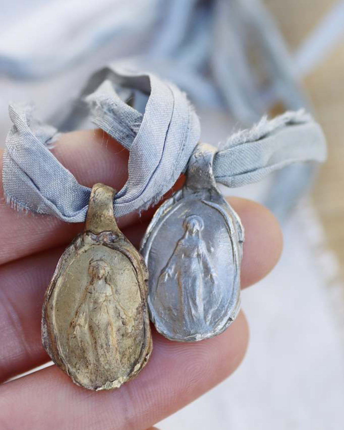 Medalla rústica de la Virgen Milagrosa en latón. Hecha artesanalmente en España por Sandra Bellew.