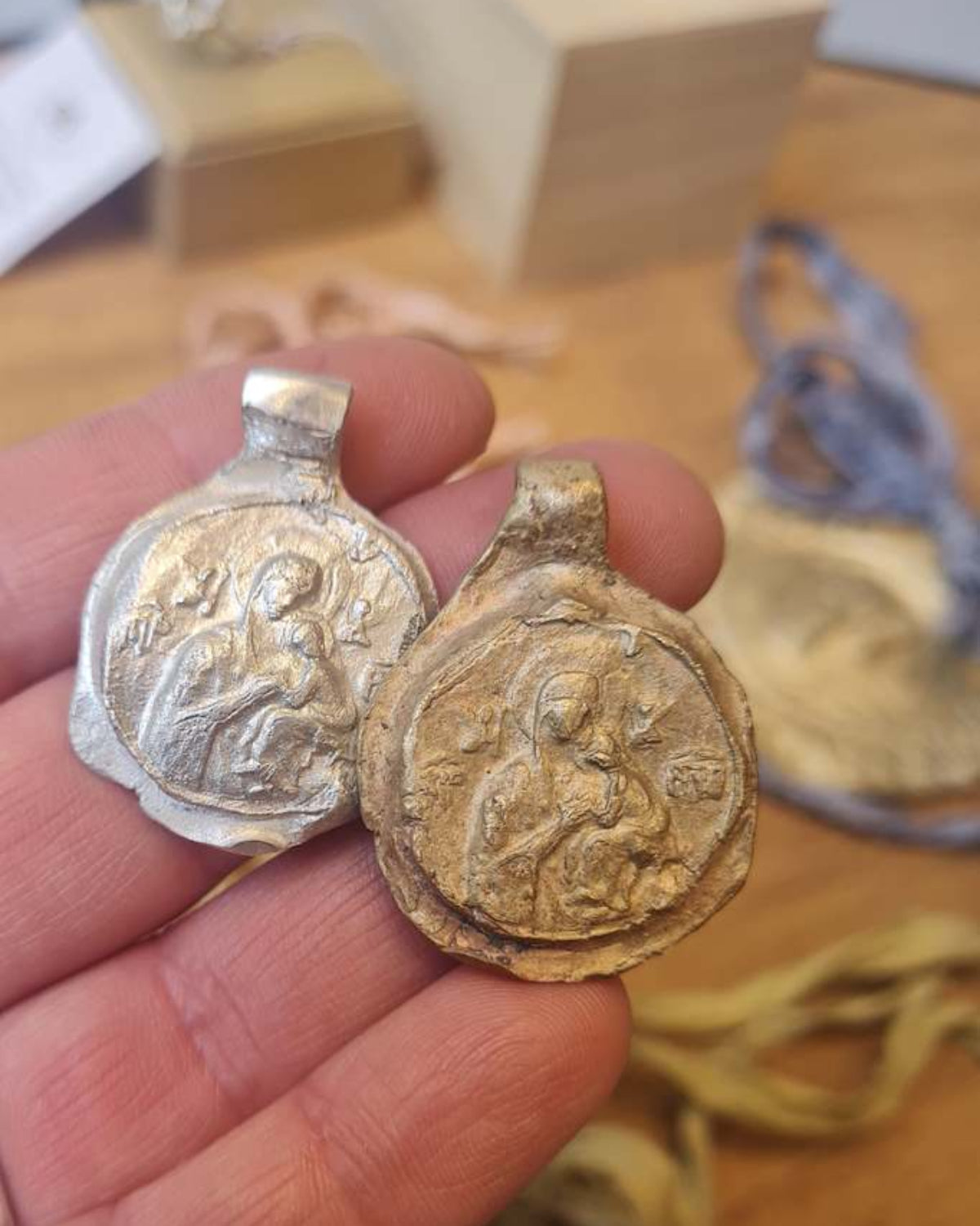Medalla rústica de la Virgen del Perpetuo Socorro en plata y latón. Hecha artesanalmente por Sandra Bellew.