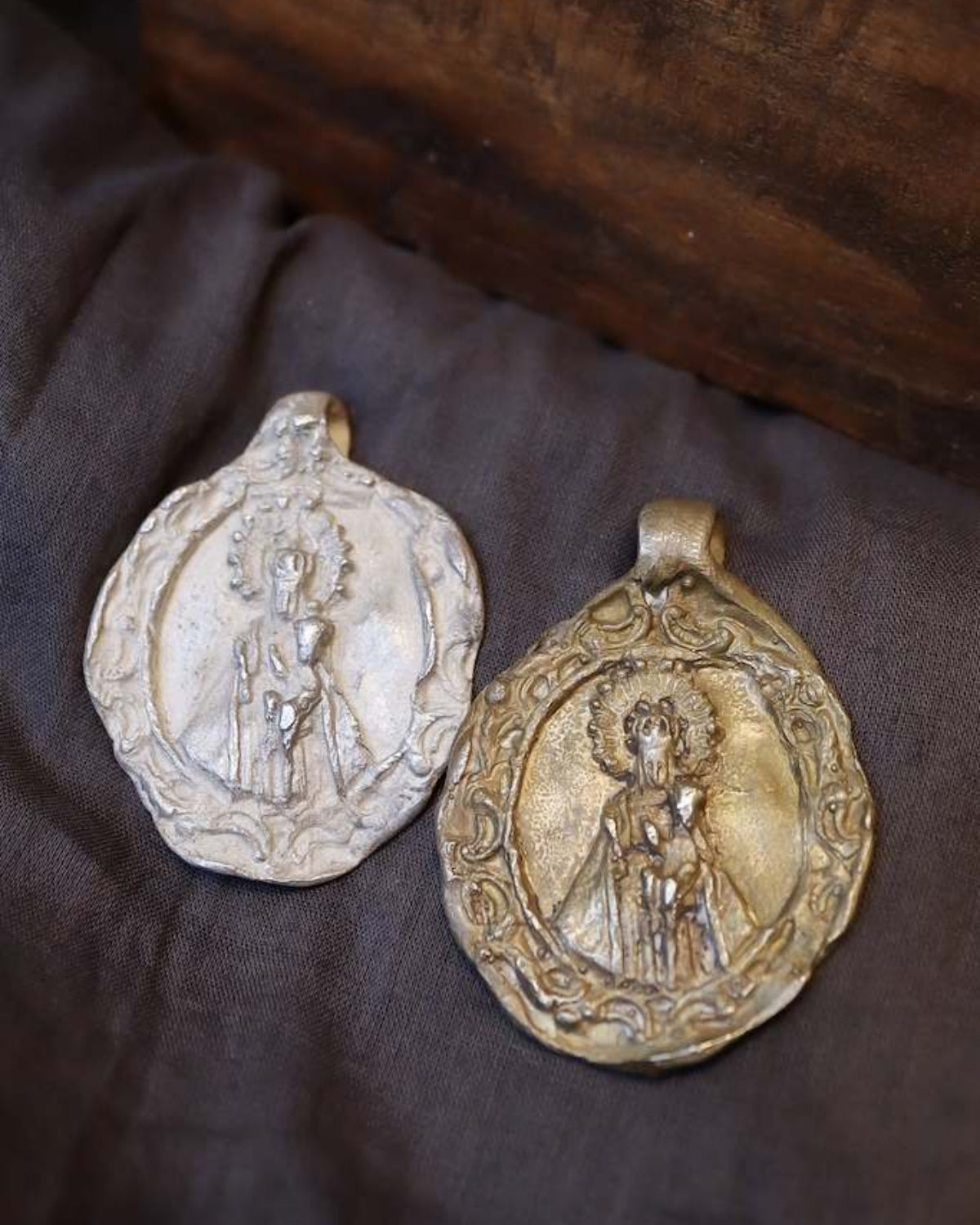 Medalla rústica de la Virgen del Puerto para carrito en latón y en plata. Hecha artesanalmente por Sandra Bellew.