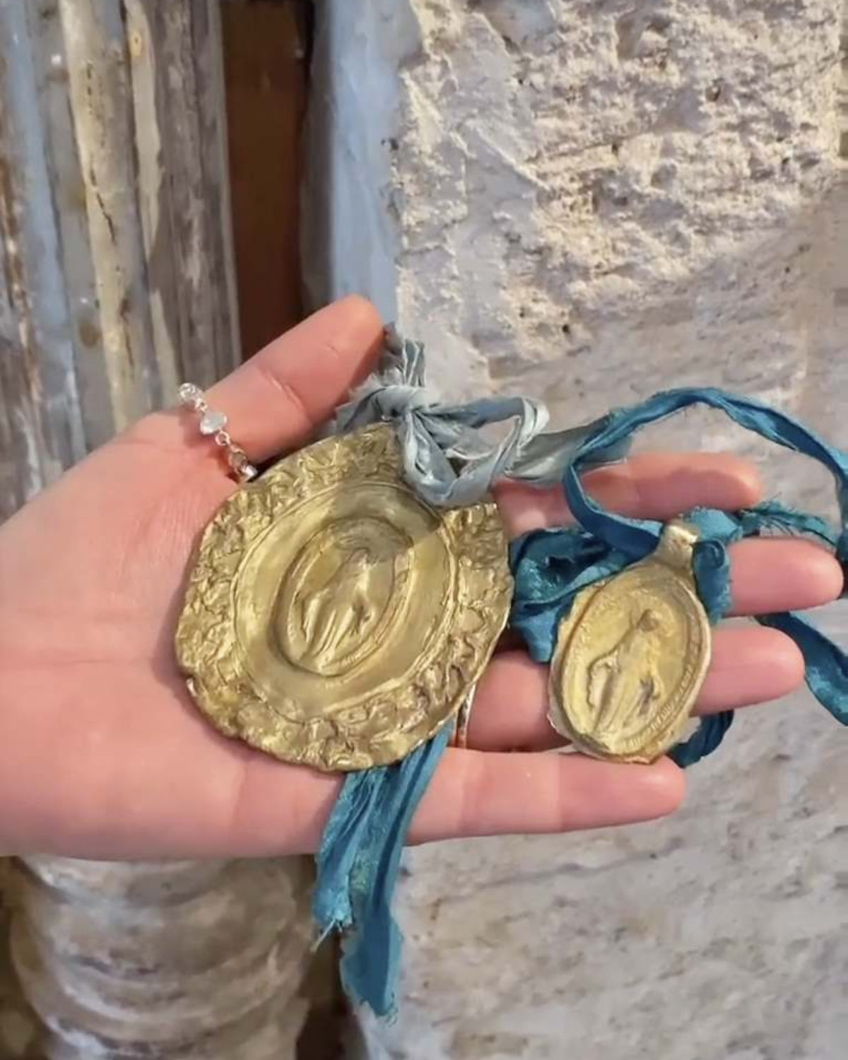 Medalla rústica de la Virgen Milagrosa en latón. Hecha artesanalmente en España por Sandra Bellew.