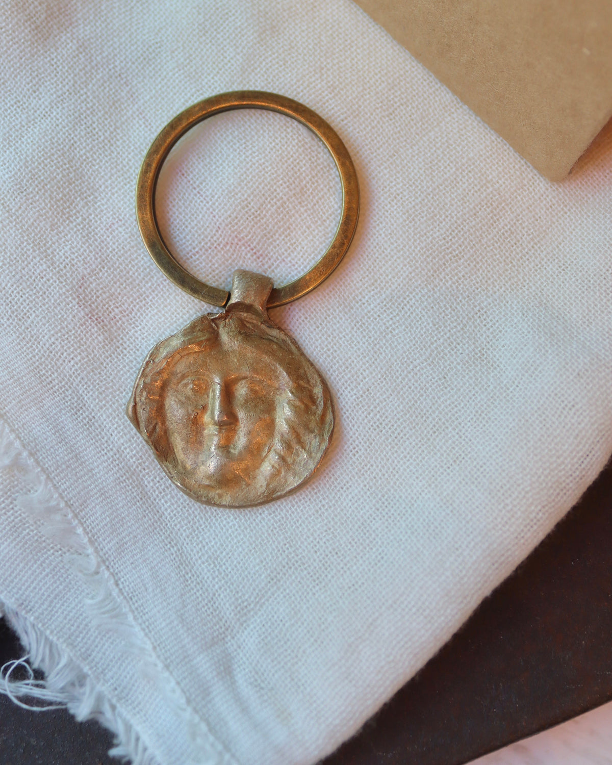Moneda Medusa Llavero - Latón dorado