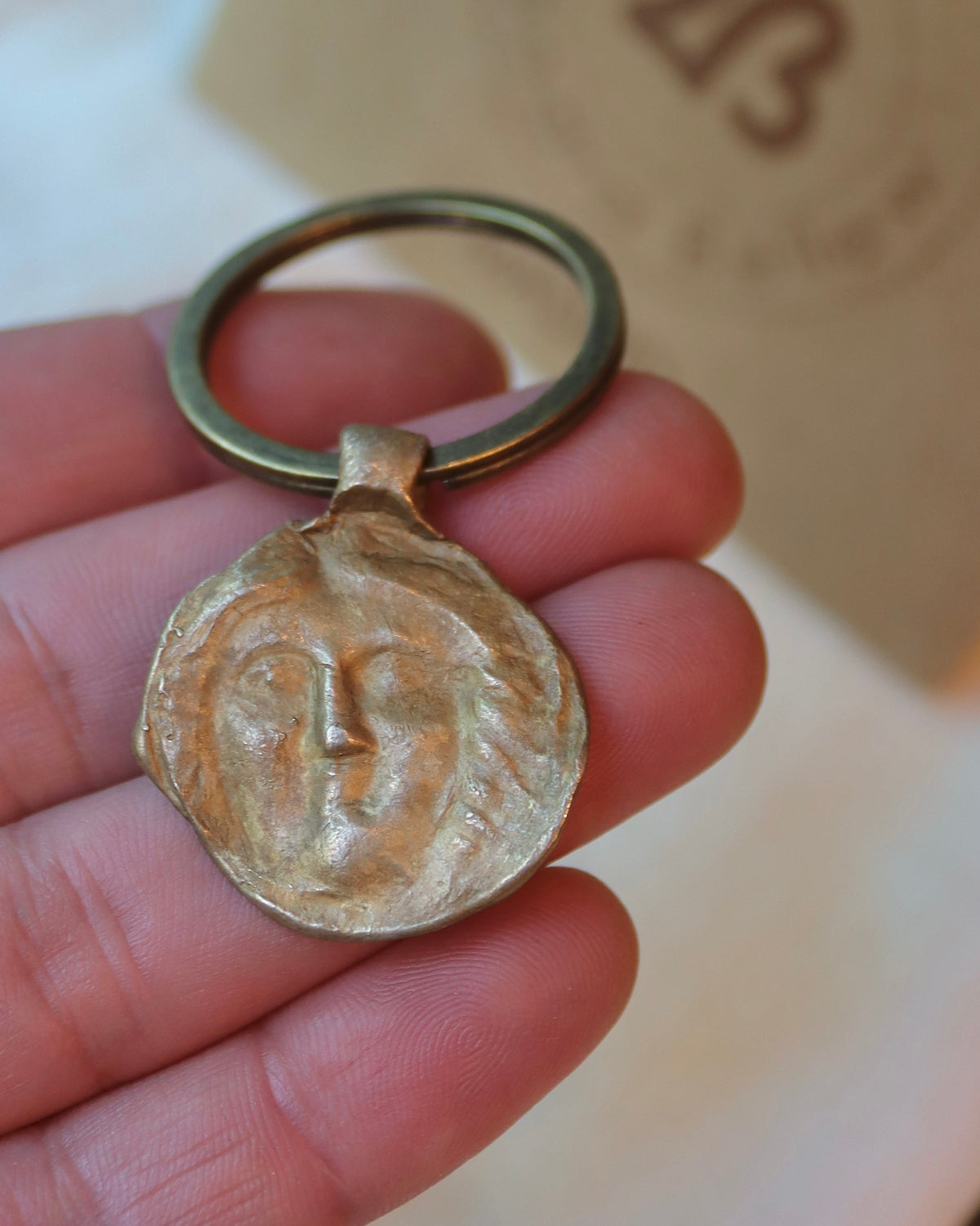Moneda Medusa Llavero - Latón dorado