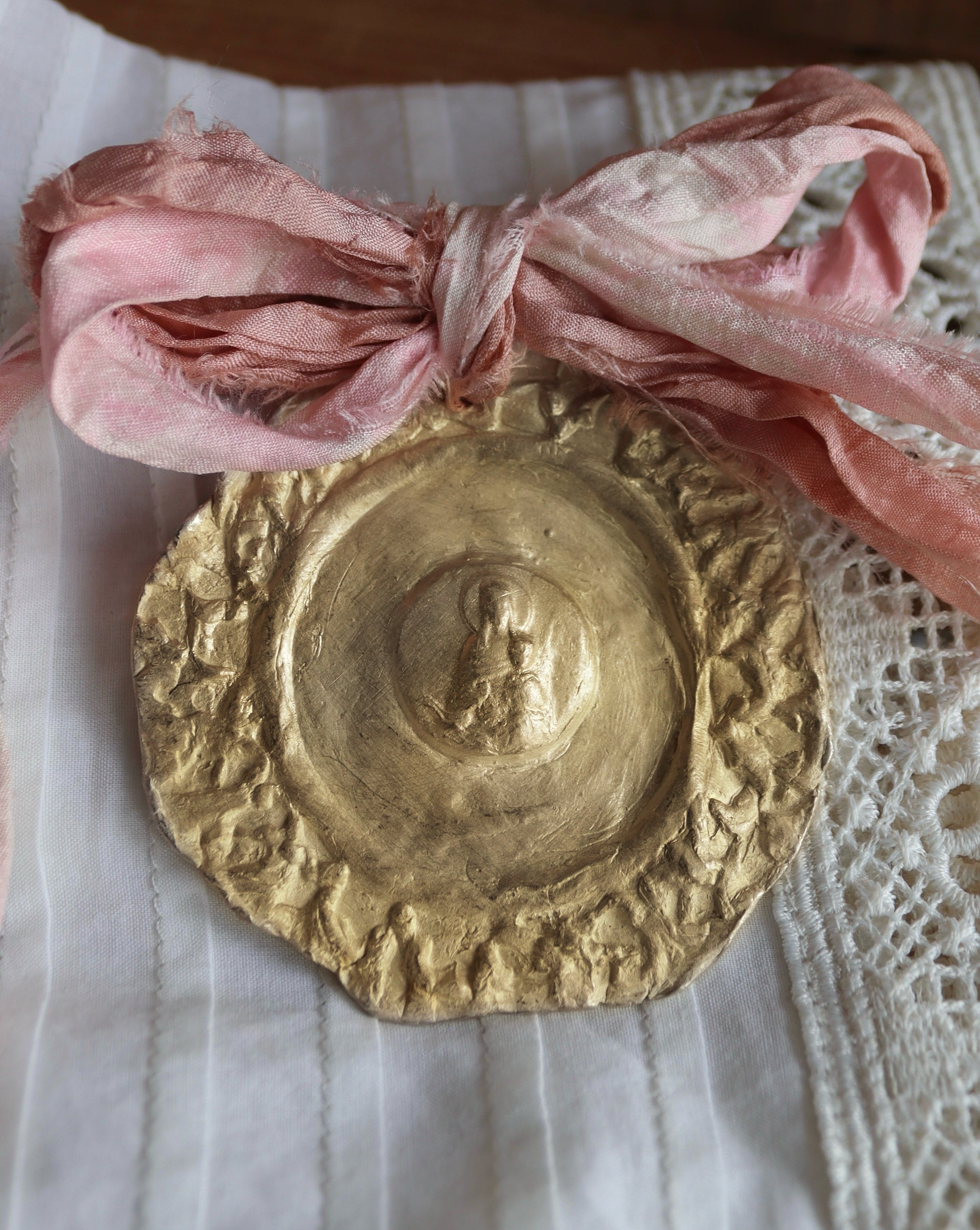 Virgin of Mercy Crib - Gilt brass