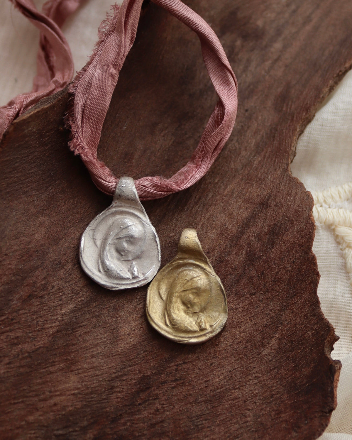 Child Mary Pendant - Gold-plated brass