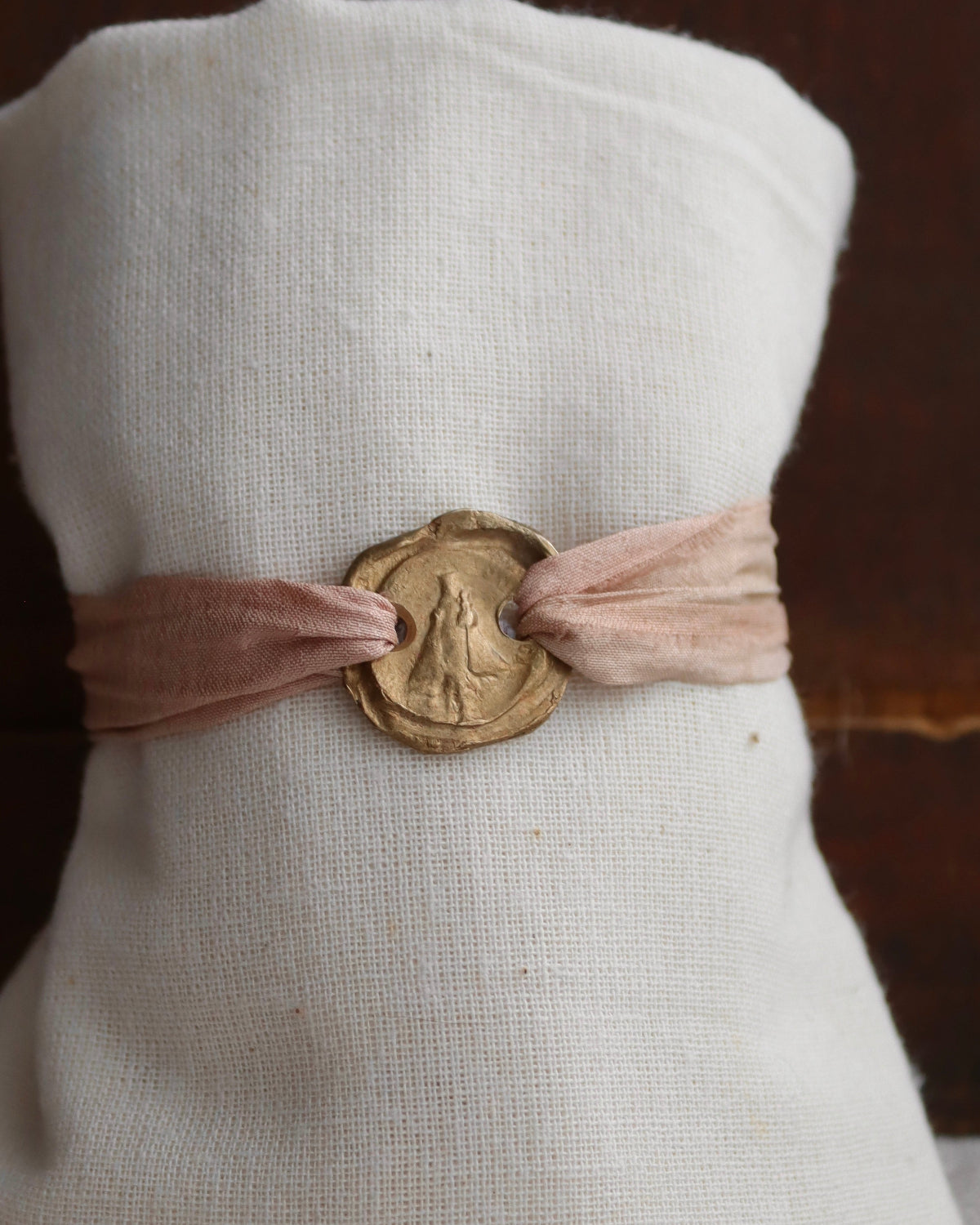 Pulsera de la Virgen de Covadonga en latón. Hecha artesanalmente en España por Sandra Bellew