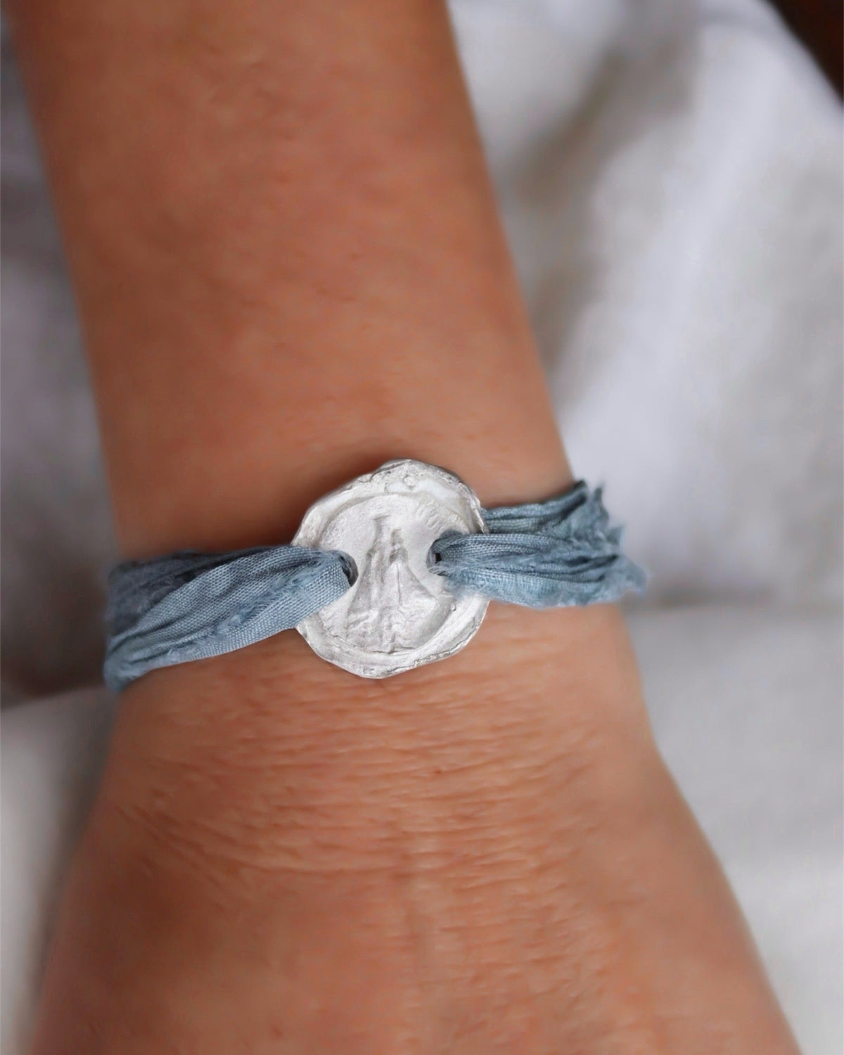 Pulsera de la Virgen de Covadonga en plata. Hecha artesanalmente en España por Sandra Bellew