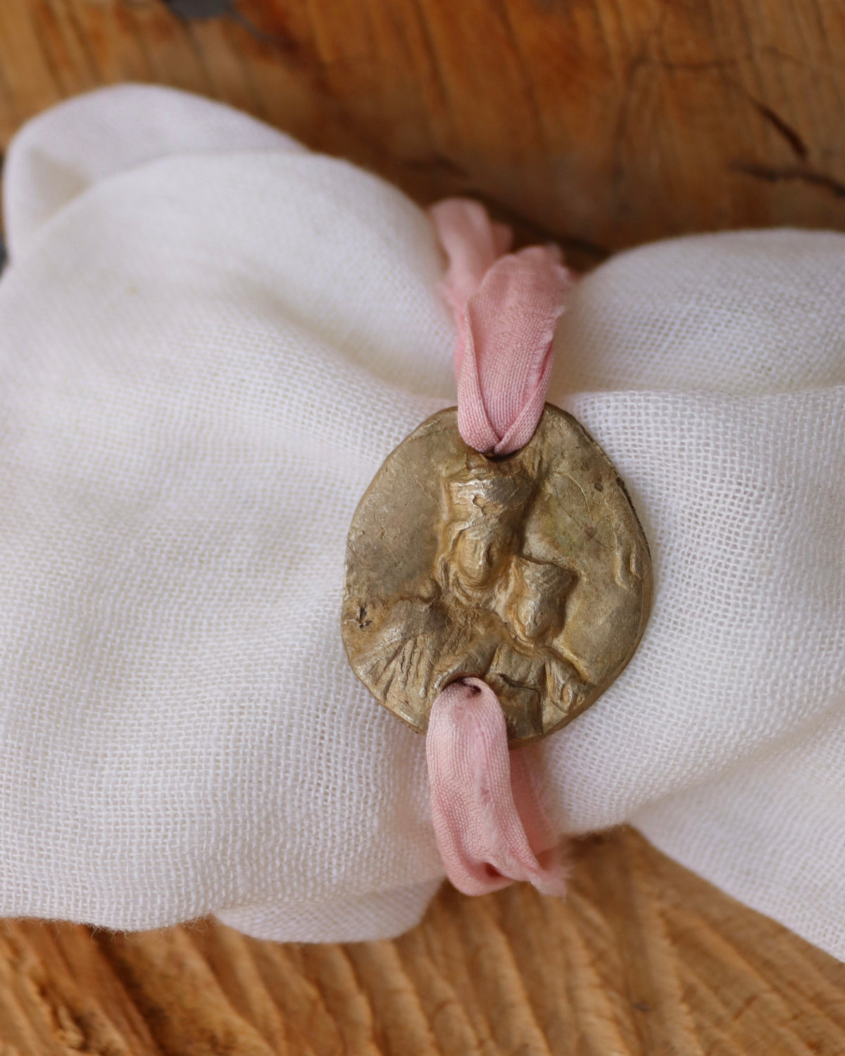 Pulsera de María Auxiliadora en latón. Hecha artesanalmente por Sandra Bellew.