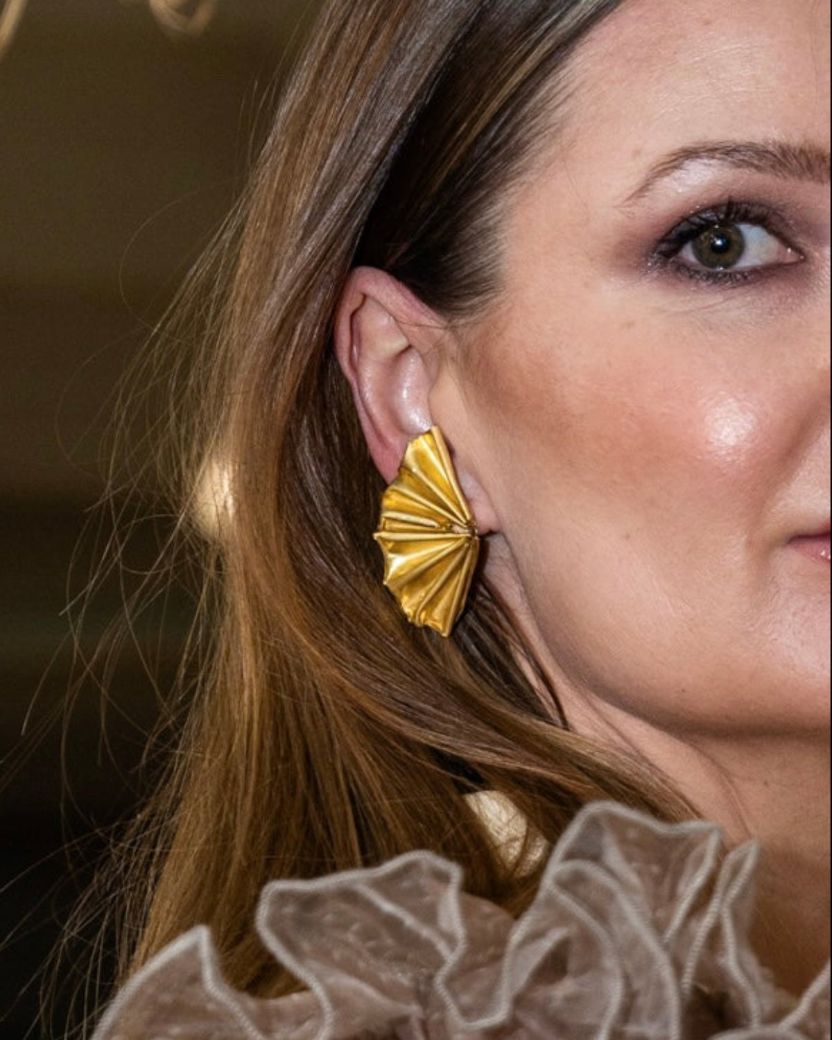 Pendientes en forma de abanico de latón. Hechos artesanalmente por Sandra Bellew.