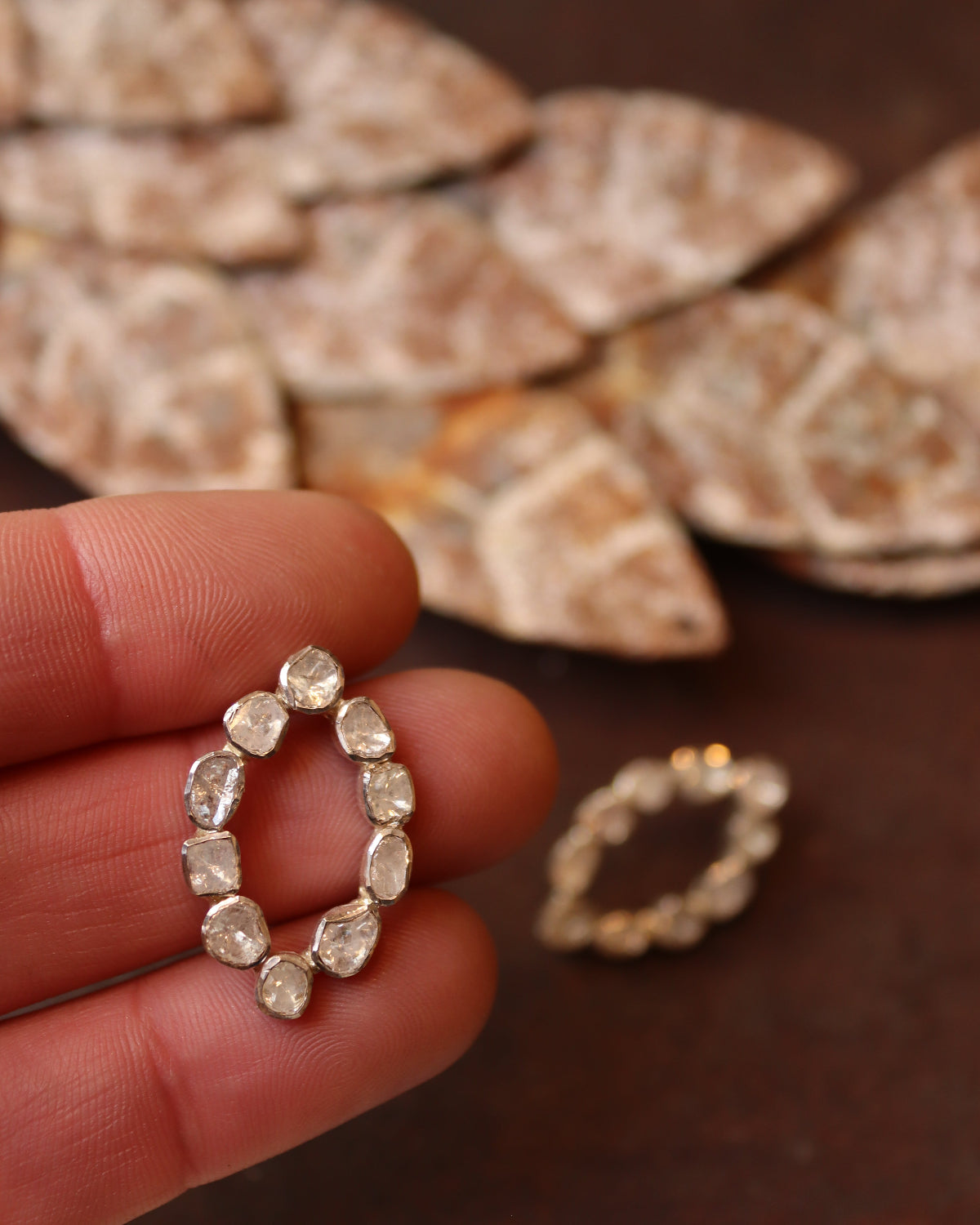 Pendiente con forma de óvalo apuntado de diamantes y plata.