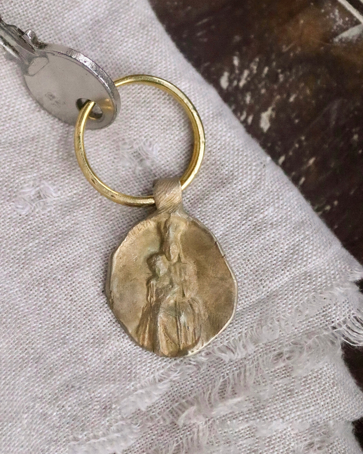 Virgen de Pompeya Llavero - Latón dorado