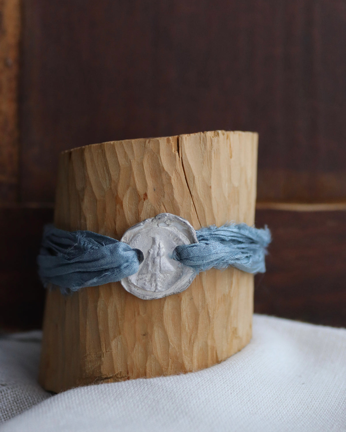 Pulsera de la Virgen de Covadonga en plata. Hecha artesanalmente en España por Sandra Bellew