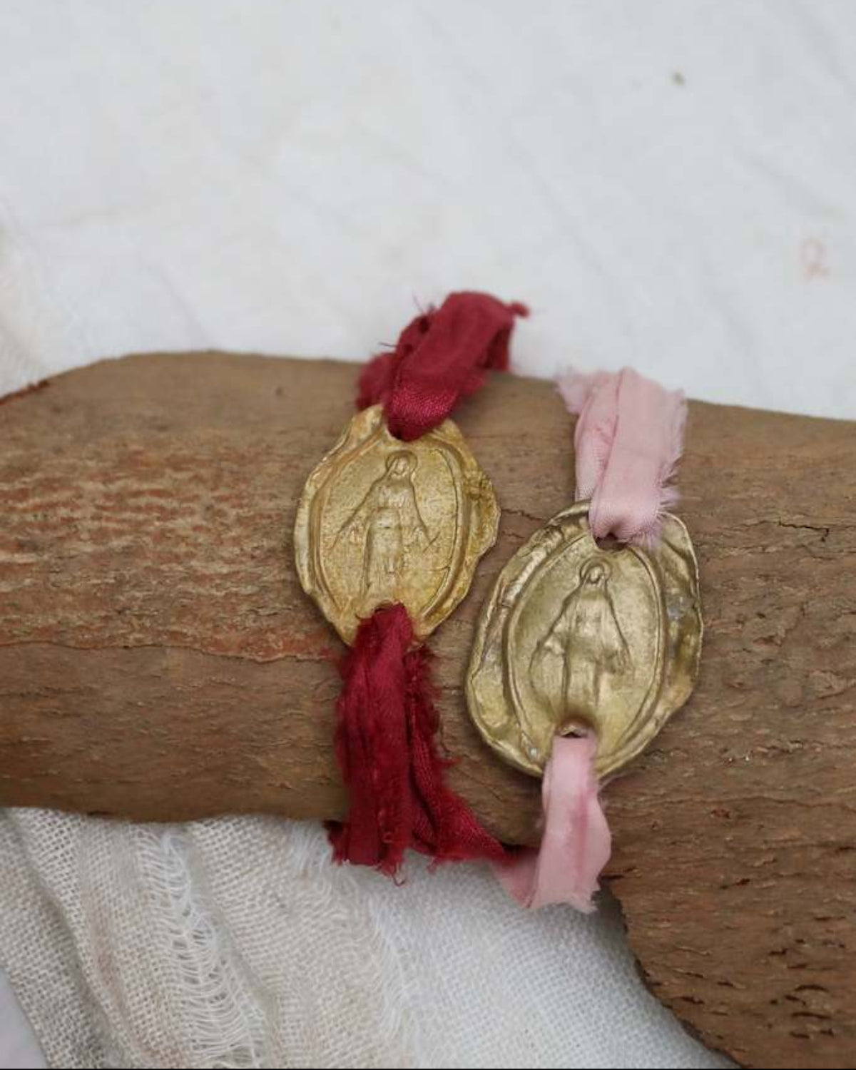 Pulsera rústica de la Virgen Milagrosa en latón. Hecha artesanalmente en España por Sandra Bellew.