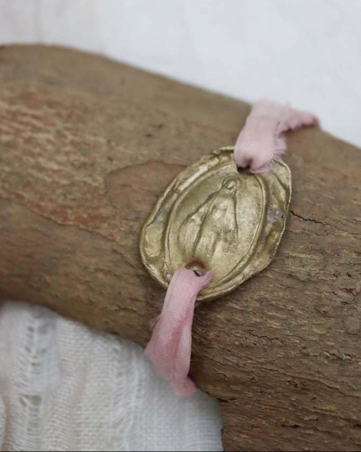 Pulsera rústica de la Virgen Milagrosa en latón. Hecha artesanalmente en España por Sandra Bellew.