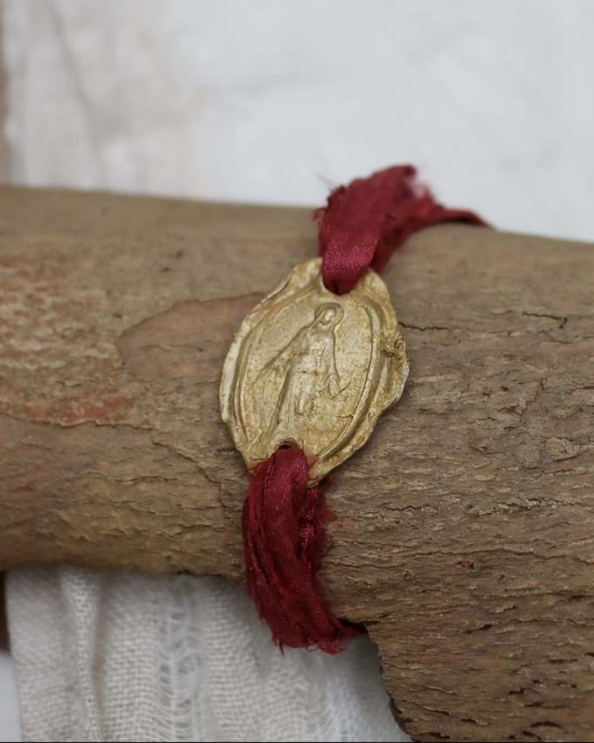 Pulsera rústica de la Virgen Milagrosa en latón. Hecha artesanalmente en España por Sandra Bellew.