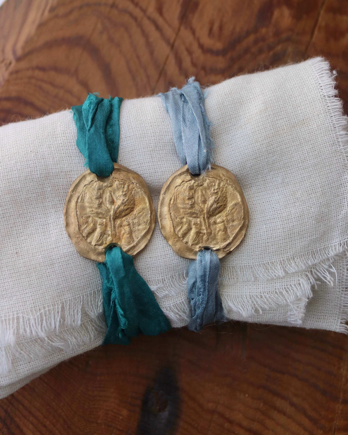 Pulsera rústica de la Virgen de Salceda en latón. Hecha artesanalmente en España por Sandra Bellew
