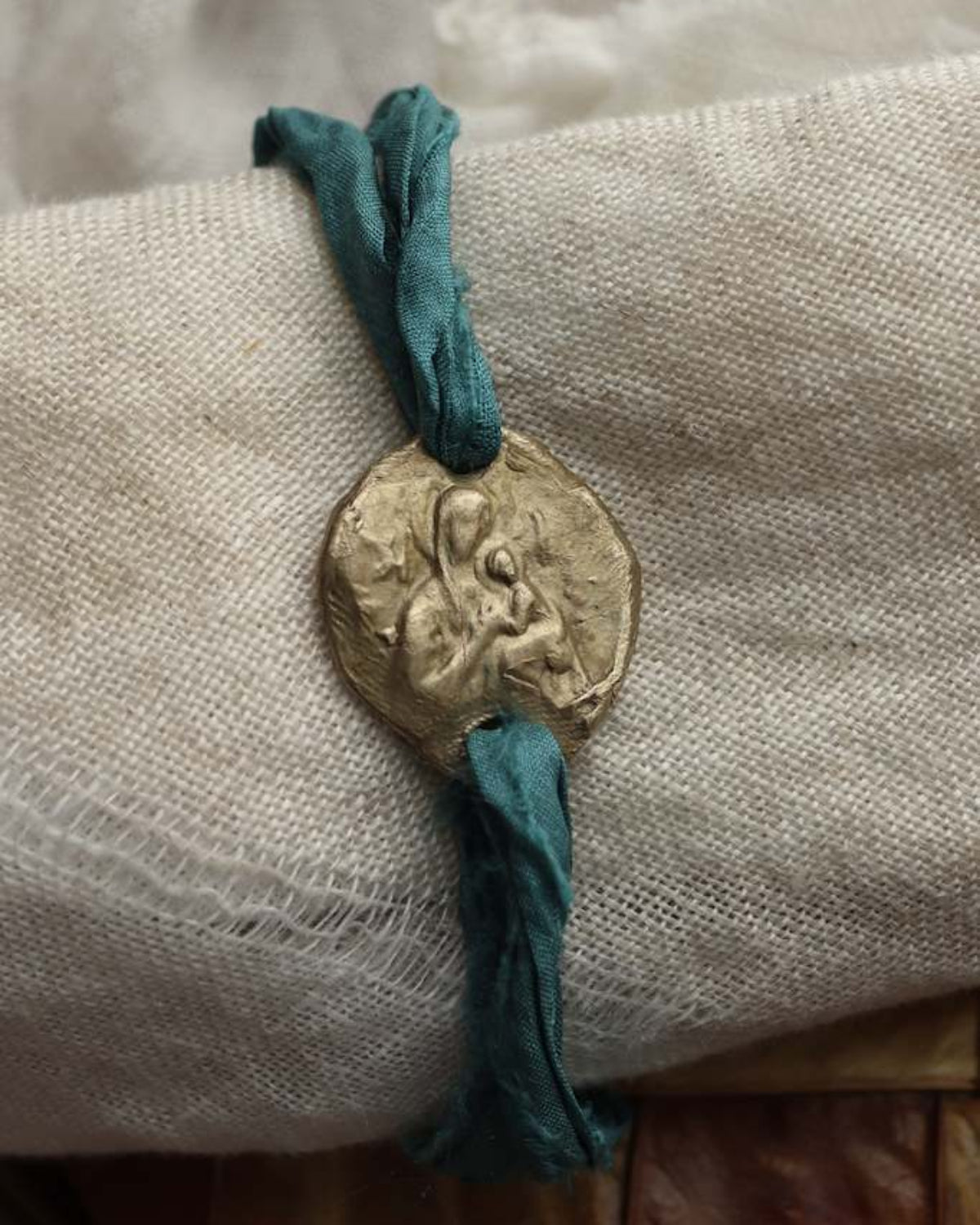 Pulsera rústica de la Virgen del Perpetuo Socorro en latón. Hecha artesanalmente por Sandra Bellew.