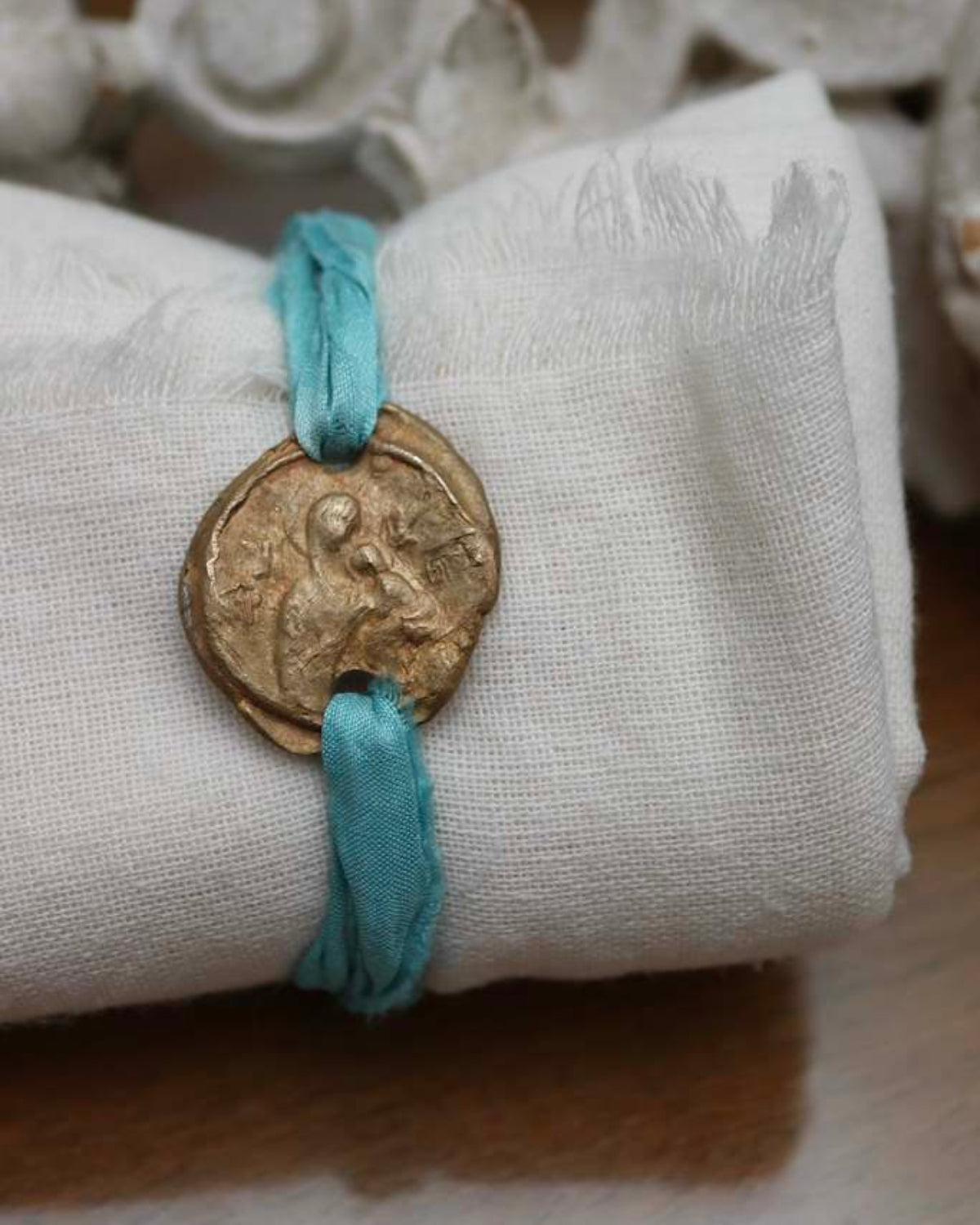 Pulsera rústica de la Virgen del Perpetuo Socorro en latón. Hecha artesanalmente por Sandra Bellew.