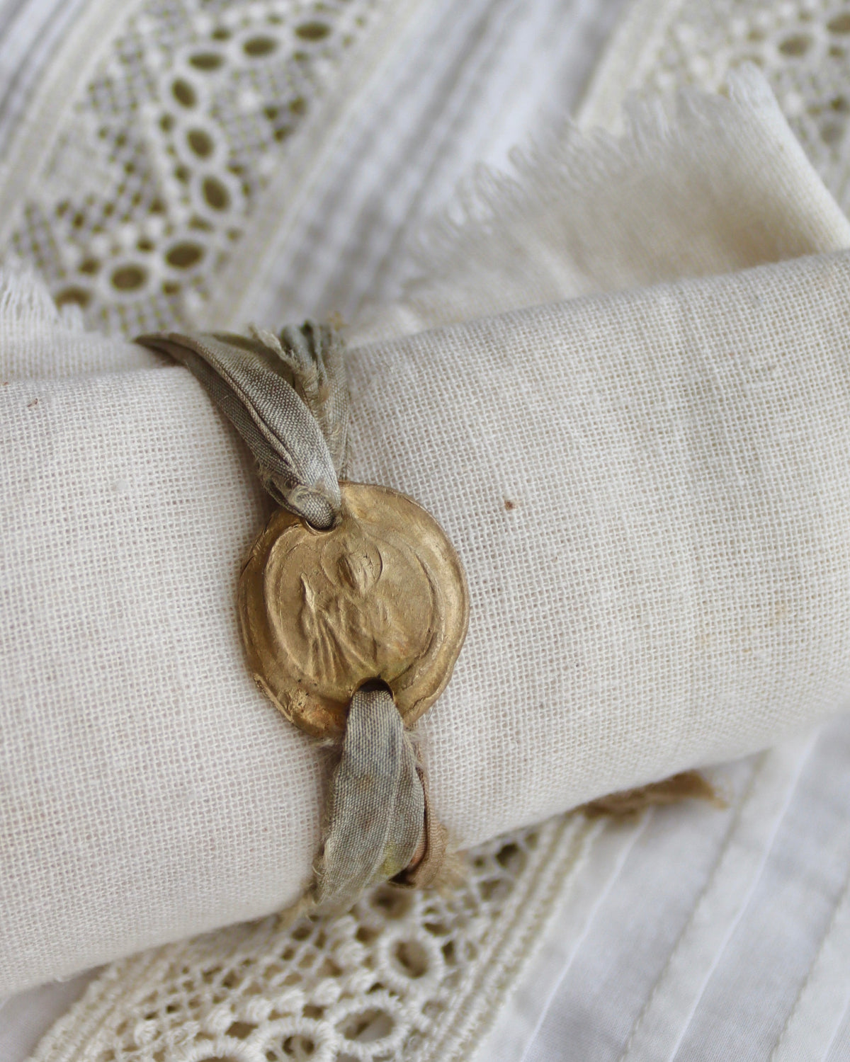 Pulsera rústica de San Judas Tadeo en latón. Hecha artesanalmente en España por Sandra Bellew.