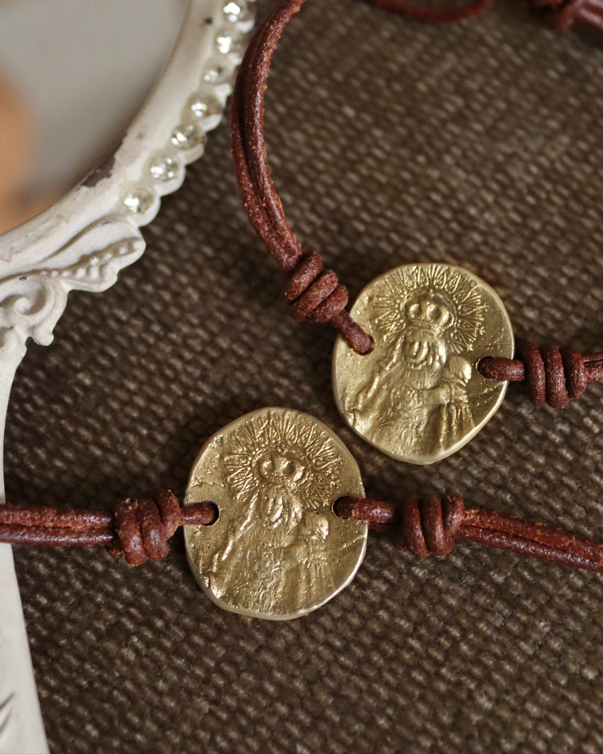 Pulsera rústica de la Virgen de Gracia en latón. Hecha artesanalmente por Sandra Bellew.