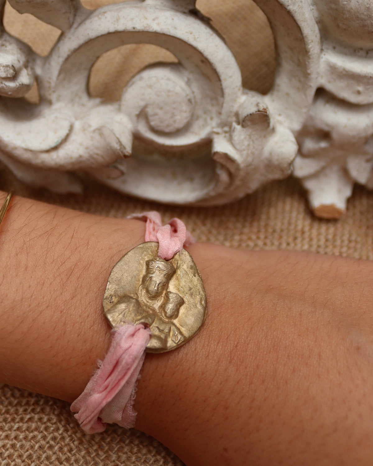 Pulsera de María Auxiliadora en latón. Hecha artesanalmente por Sandra Bellew.