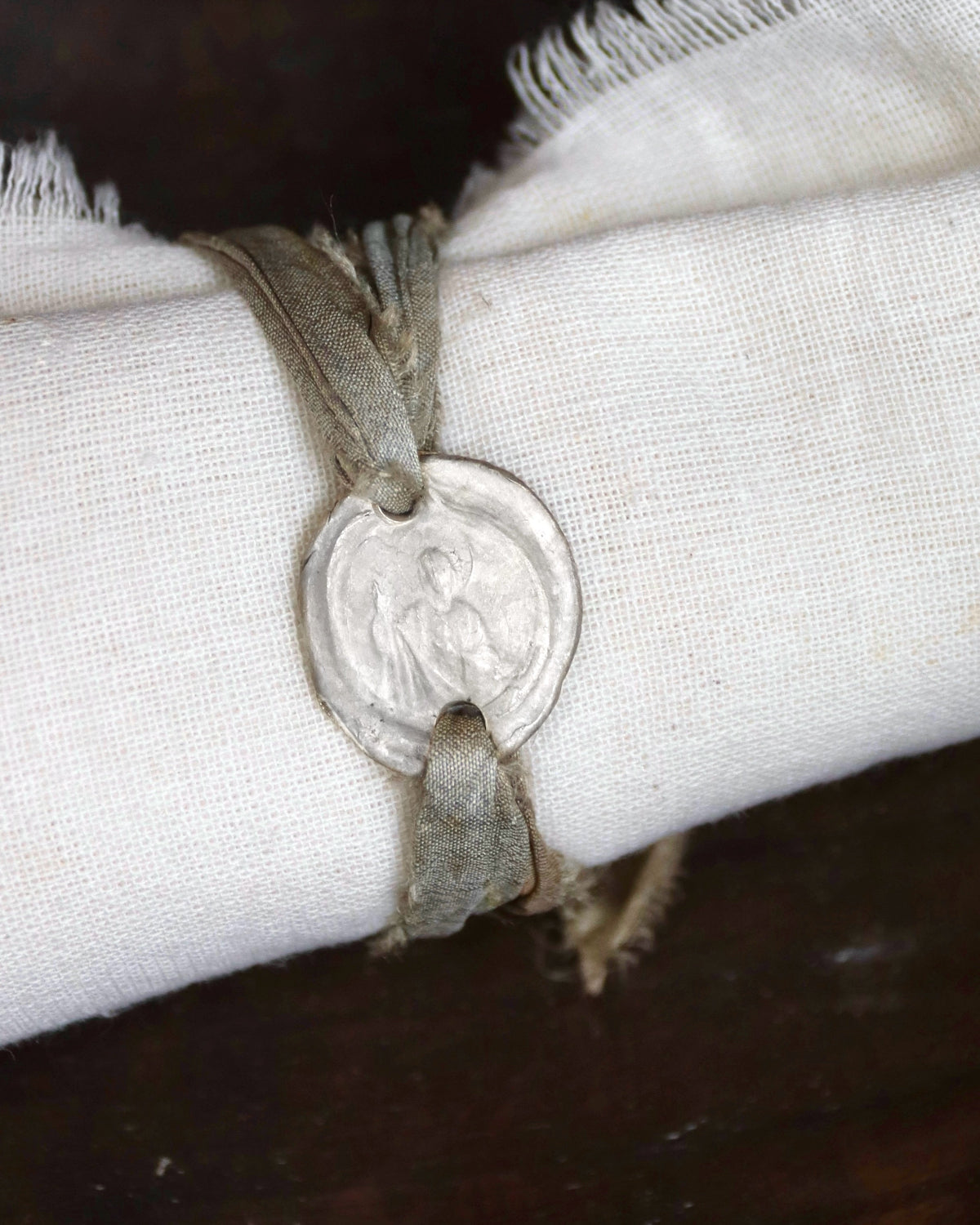 Pulsera rústica de San Judas Tadeo en plata. Hecha artesanalmente en España por Sandra Bellew.