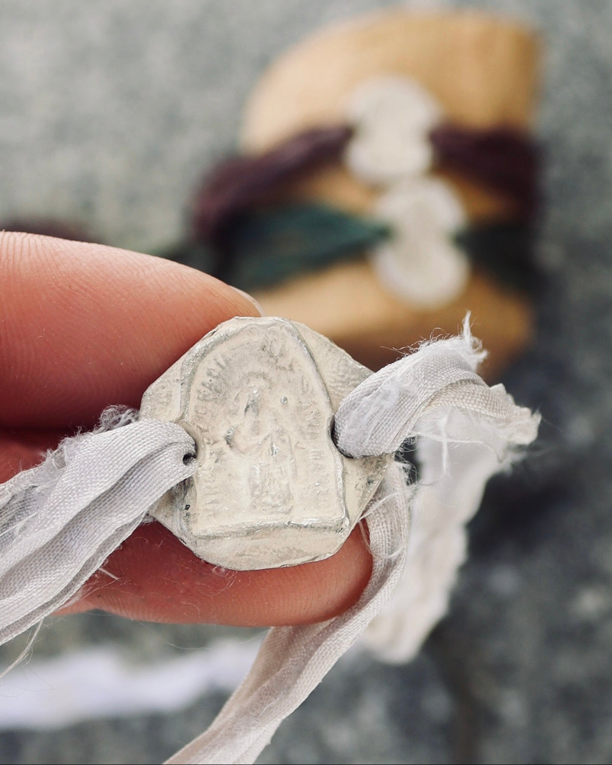 Pulsera rústica de Santa Marta en plata. Hecha artesanalmente en España por Sandra Bellew.