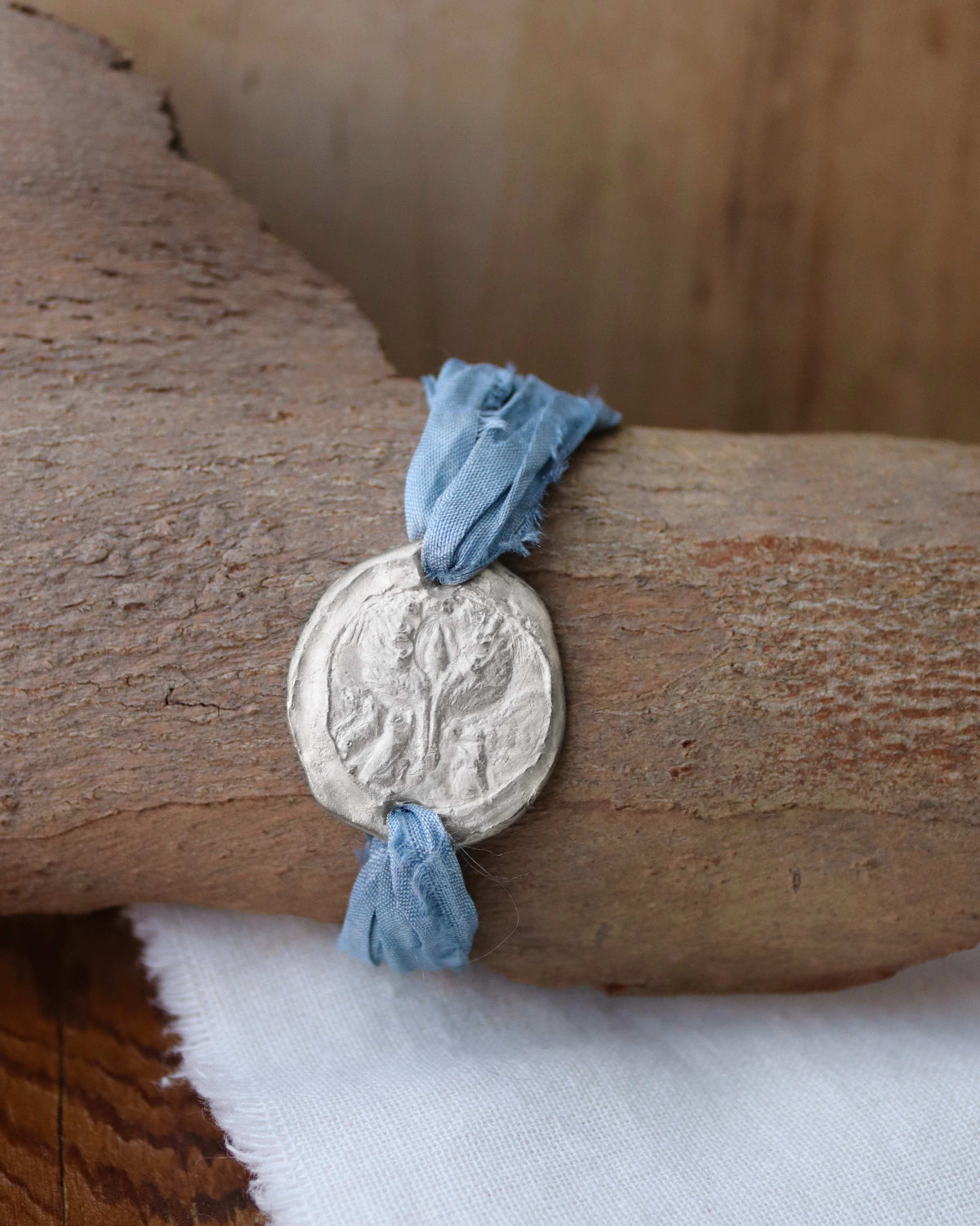 Pulsera rústica de la Virgen de Salceda en plata. Hecha artesanalmente en España por Sandra Bellew