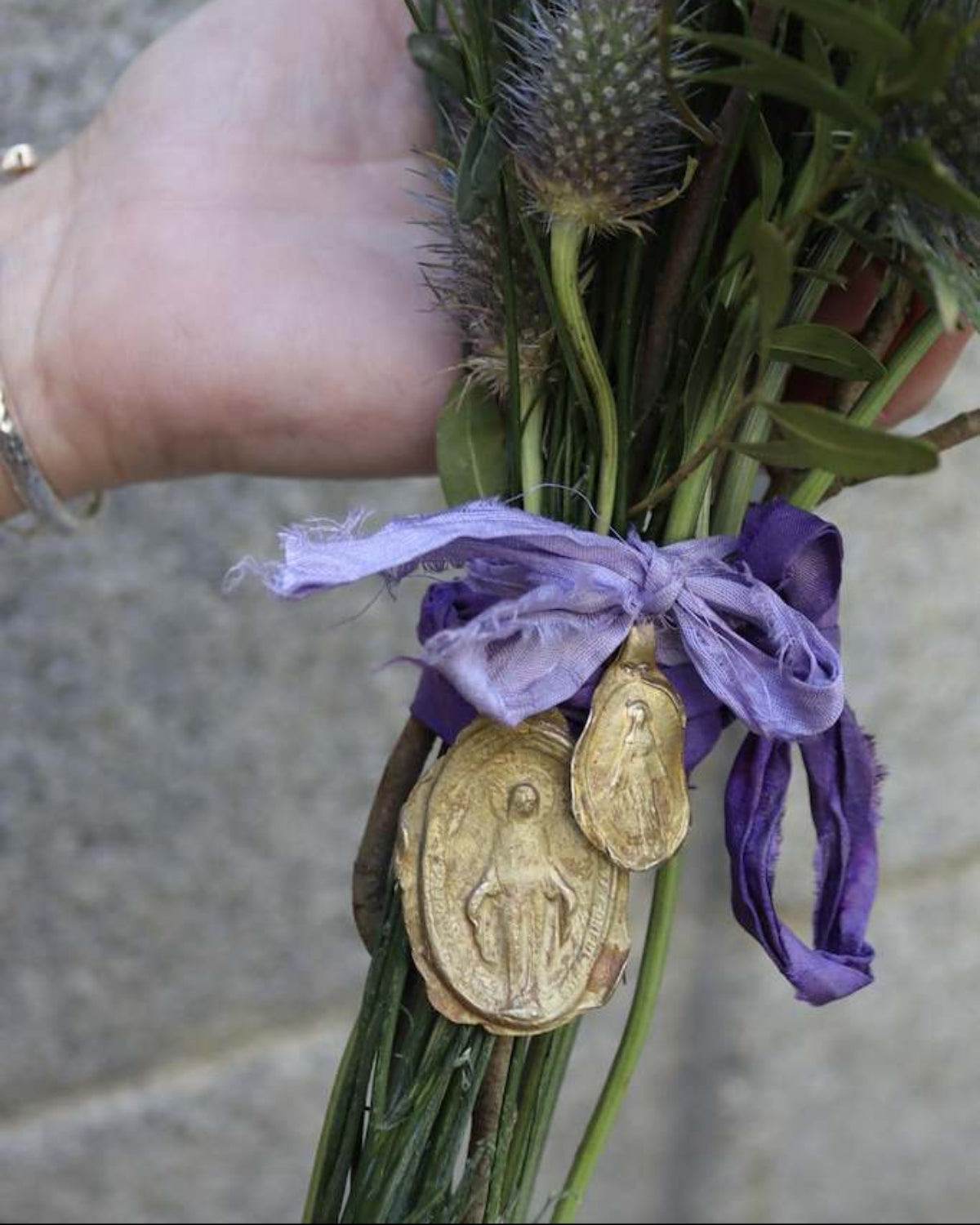 Medalla rústica de la Virgen Milagrosa para ramo de novia en latón. Hecha artesanalmente por Sandra Bellew.