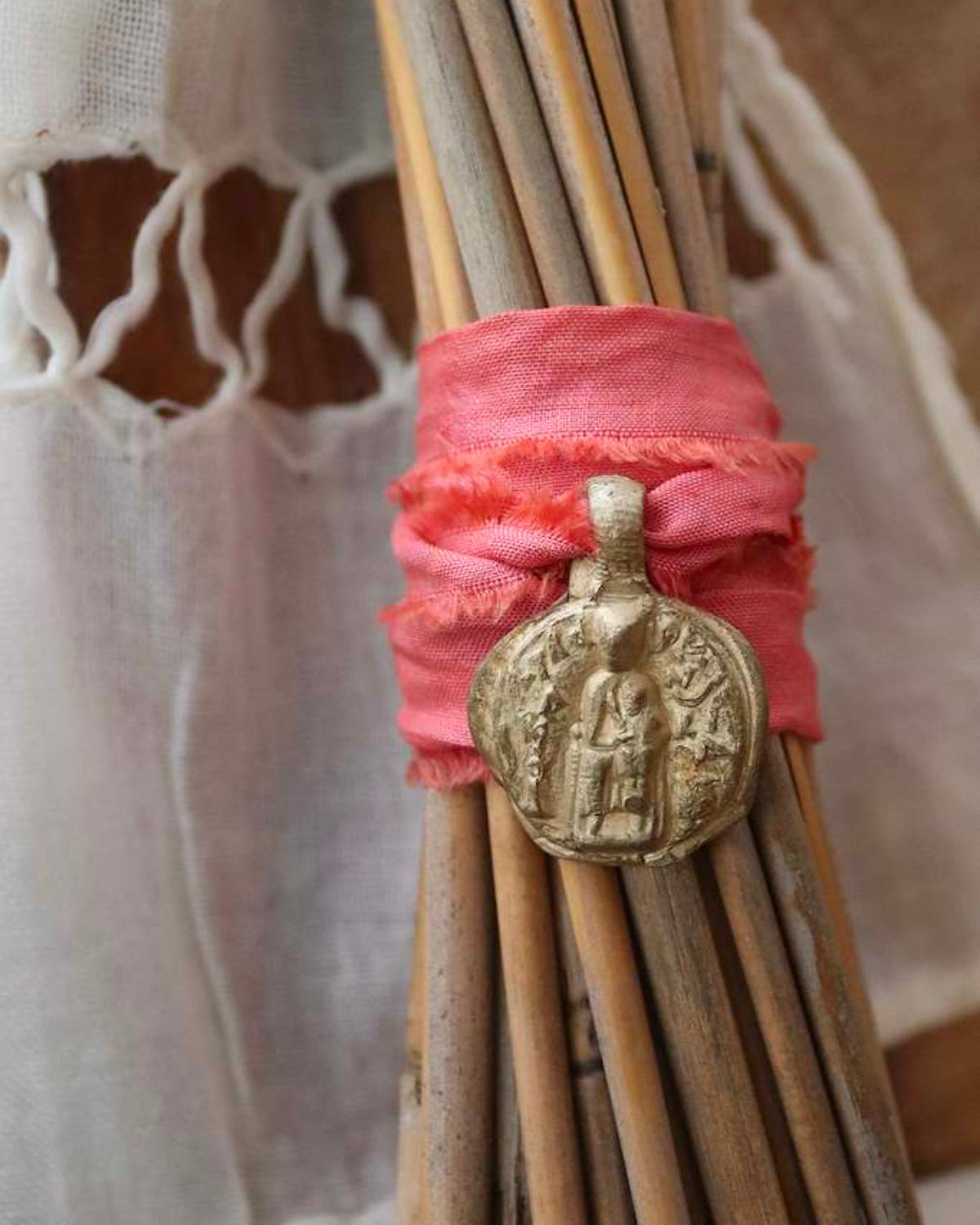 Medalla rústica de la Virgen de Nuria para ramo de novia en latón. Hecha artesanalmente en España por Sandra Bellew.