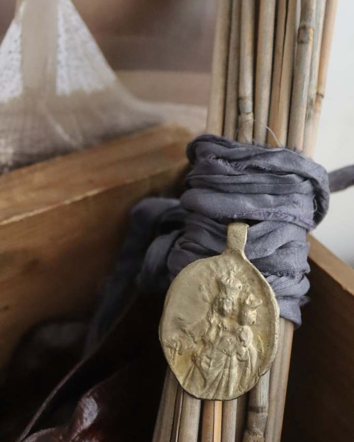 Medalla rústica de la Virgen del Rosario para ramo de novia en latón. Hecha artesanalmente en España por Sandra Bellew.