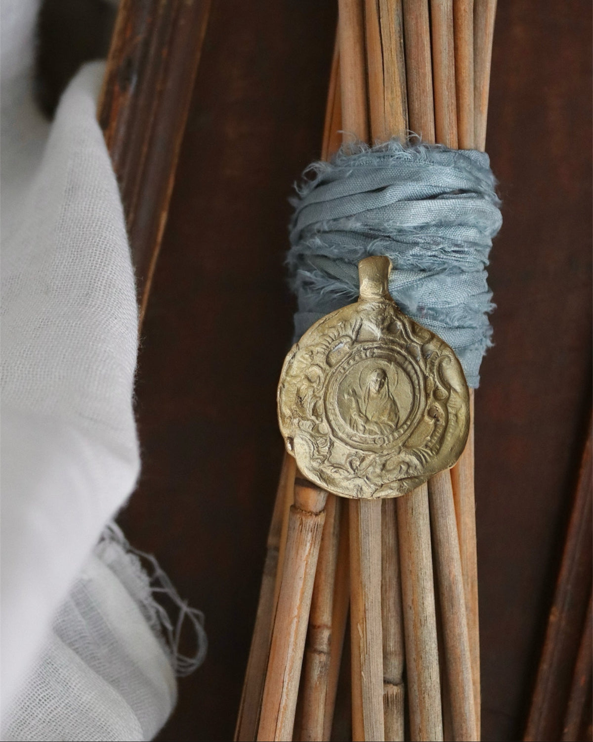 Medalla rústica de Santa Elena para ramo de novia en latón. Hecha artesanalmente en España por Sandra Bellew.