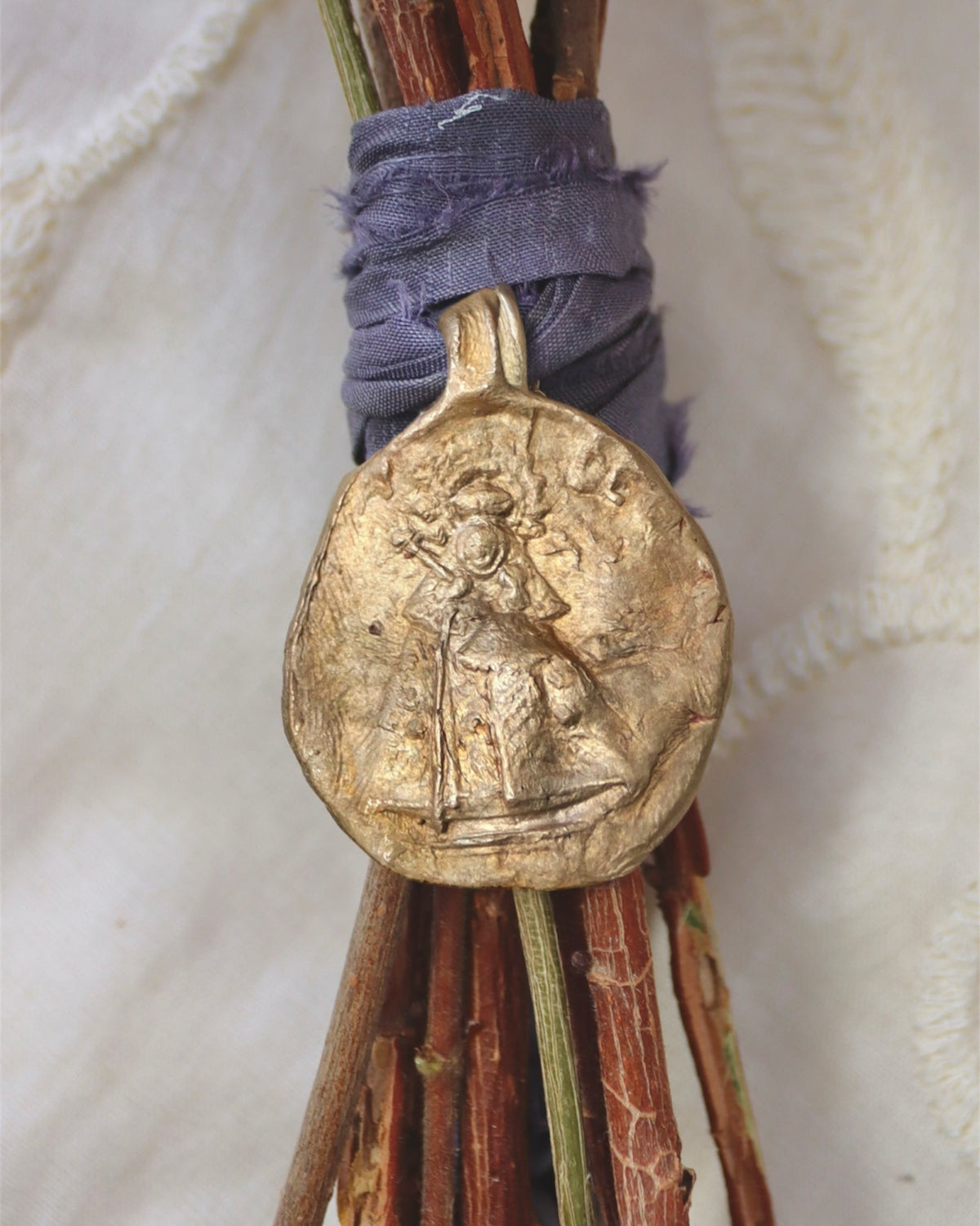 Medalla rústica de la Virgen de Guadalupe para ramo en latón. Hecha artesanalmente en España por Sandra Bellew.