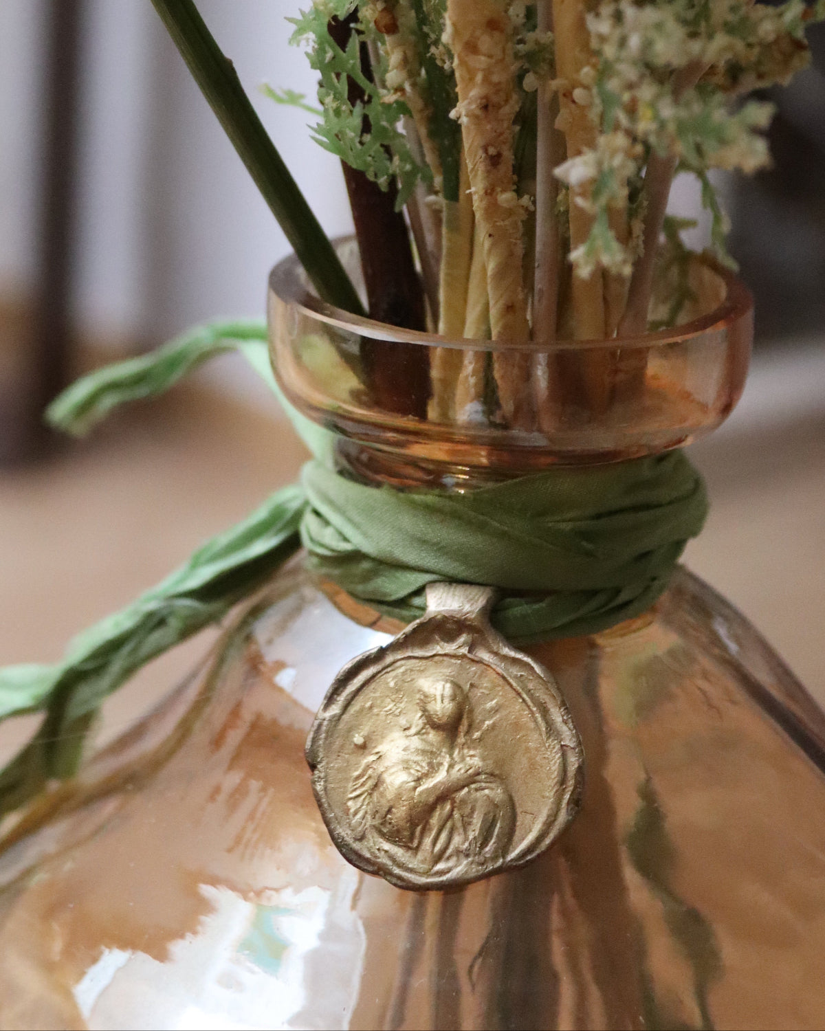 Medalla rústica de la Inmaculada Concepción para ramo en latón. Hecha artesanalmente por Sandra Bellew.