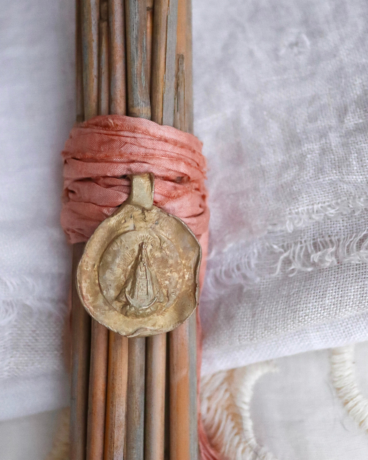 Medalla rústica de la Virgen del Juncal para ramo de novia en latón. Hecha artesanalmente en España por Sandra Bellew.