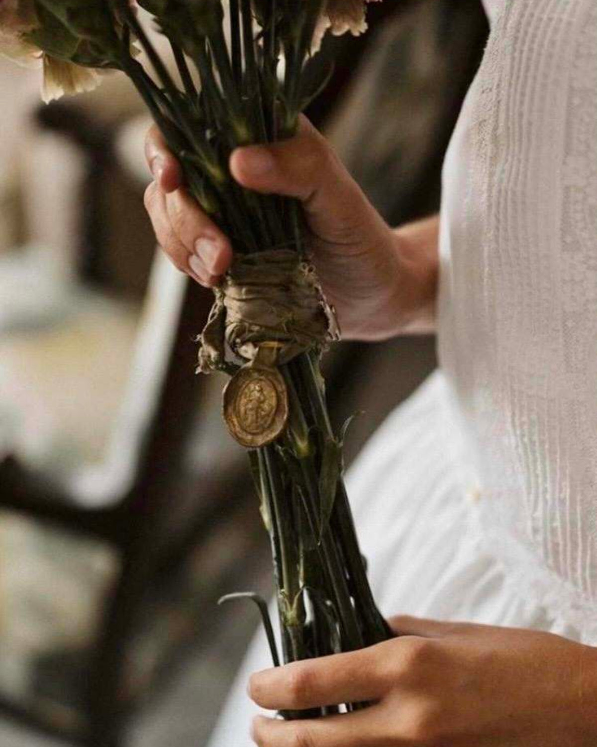 Medalla rústica de la Virgen Desatanudos en latón. Hecha artesanalmente en España por Sandra Bellew