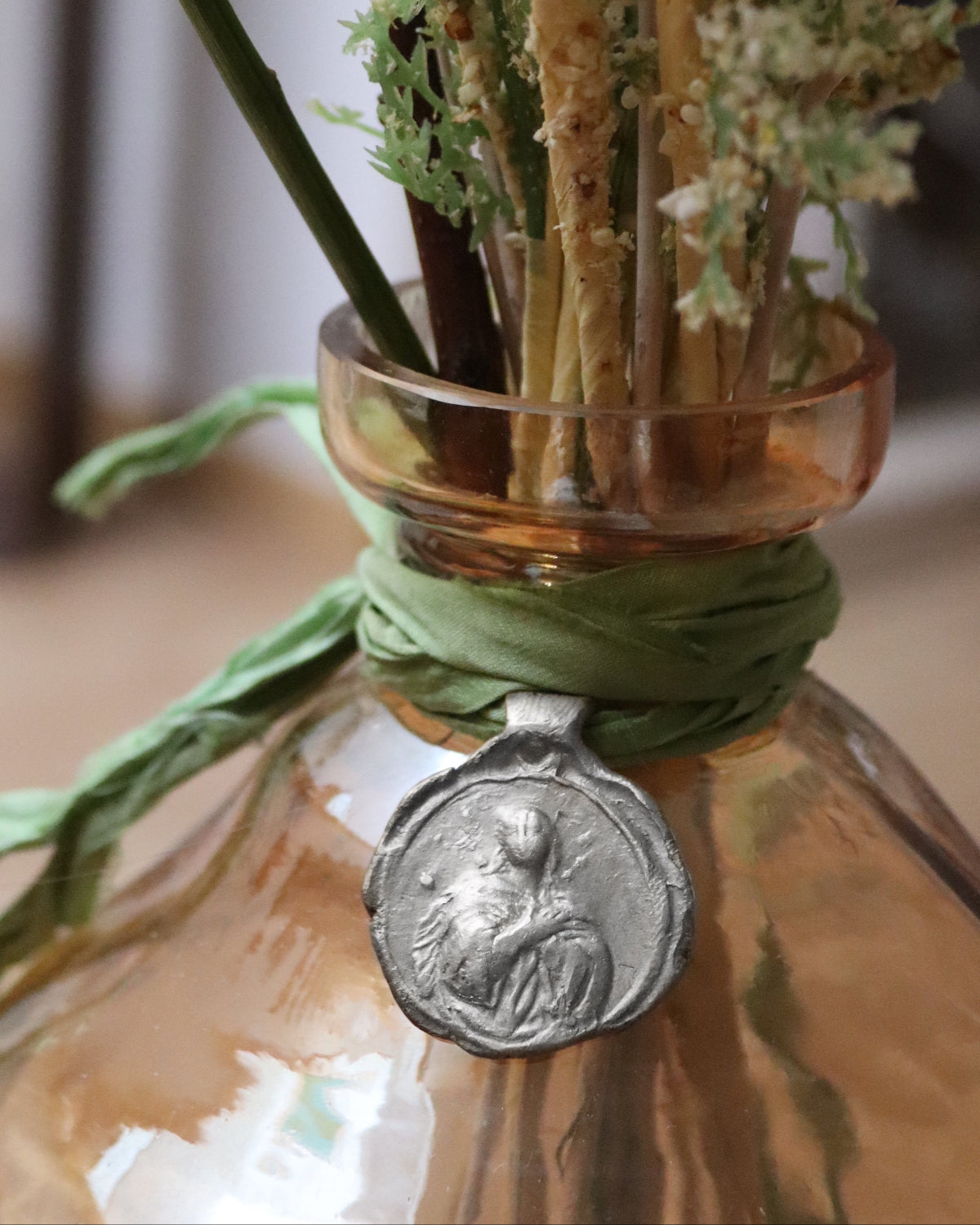 Medalla rústica de la Inmaculada Concepción para ramo en plata. Hecha artesanalmente por Sandra Bellew.