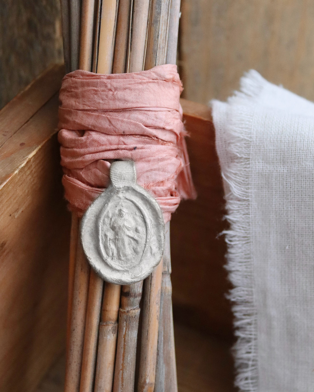 Medalla rústica de la Virgen Desatanudos en plata. Hecha artesanalmente en España por Sandra Bellew