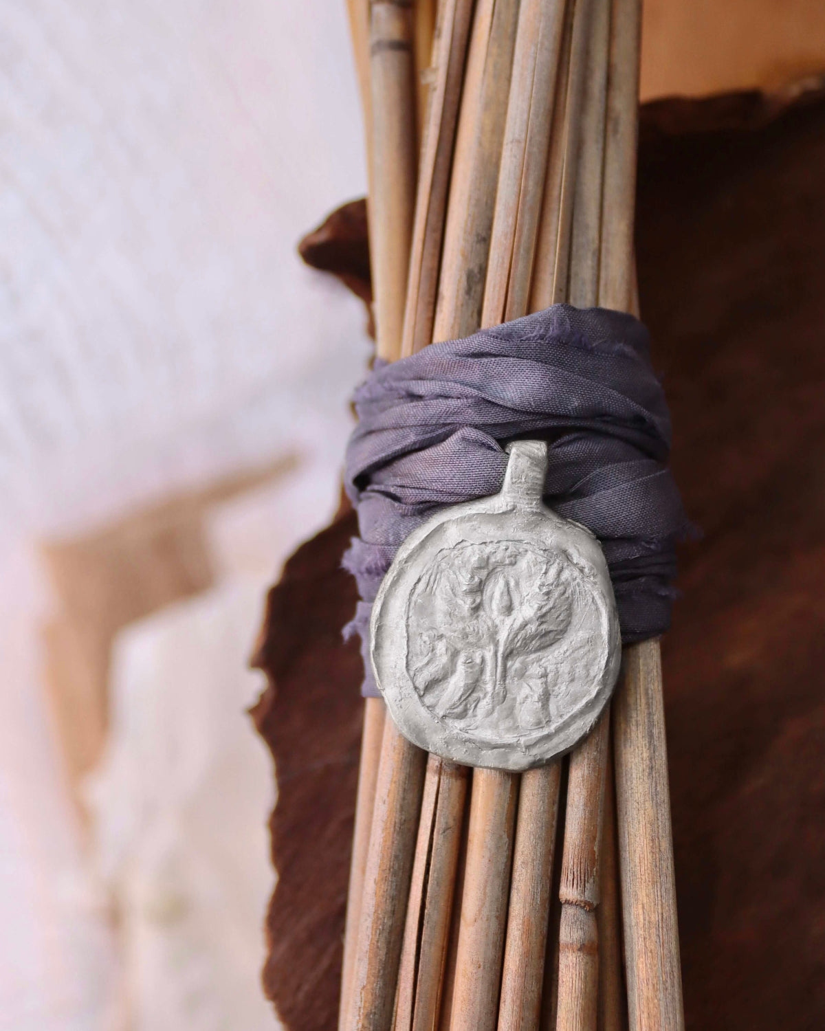 Medalla de la Virgen de Salceda para ramo de novia en plata. Hecha artesanalmente en España por Sandra Bellew