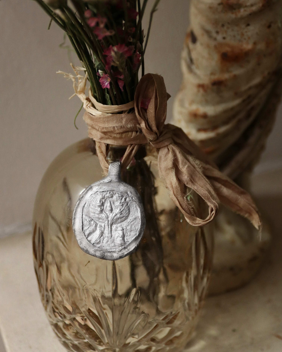 Medalla de la Virgen de Salceda para ramo de novia en plata. Hecha artesanalmente en España por Sandra Bellew