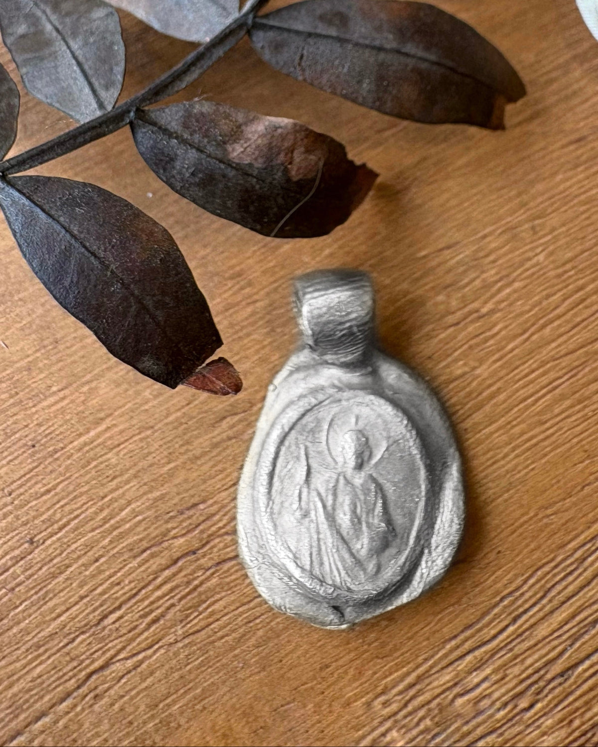 Medalla rústica de San Judas Tadeo en plata. Hecha artesanalmente en España por Sandra Bellew.