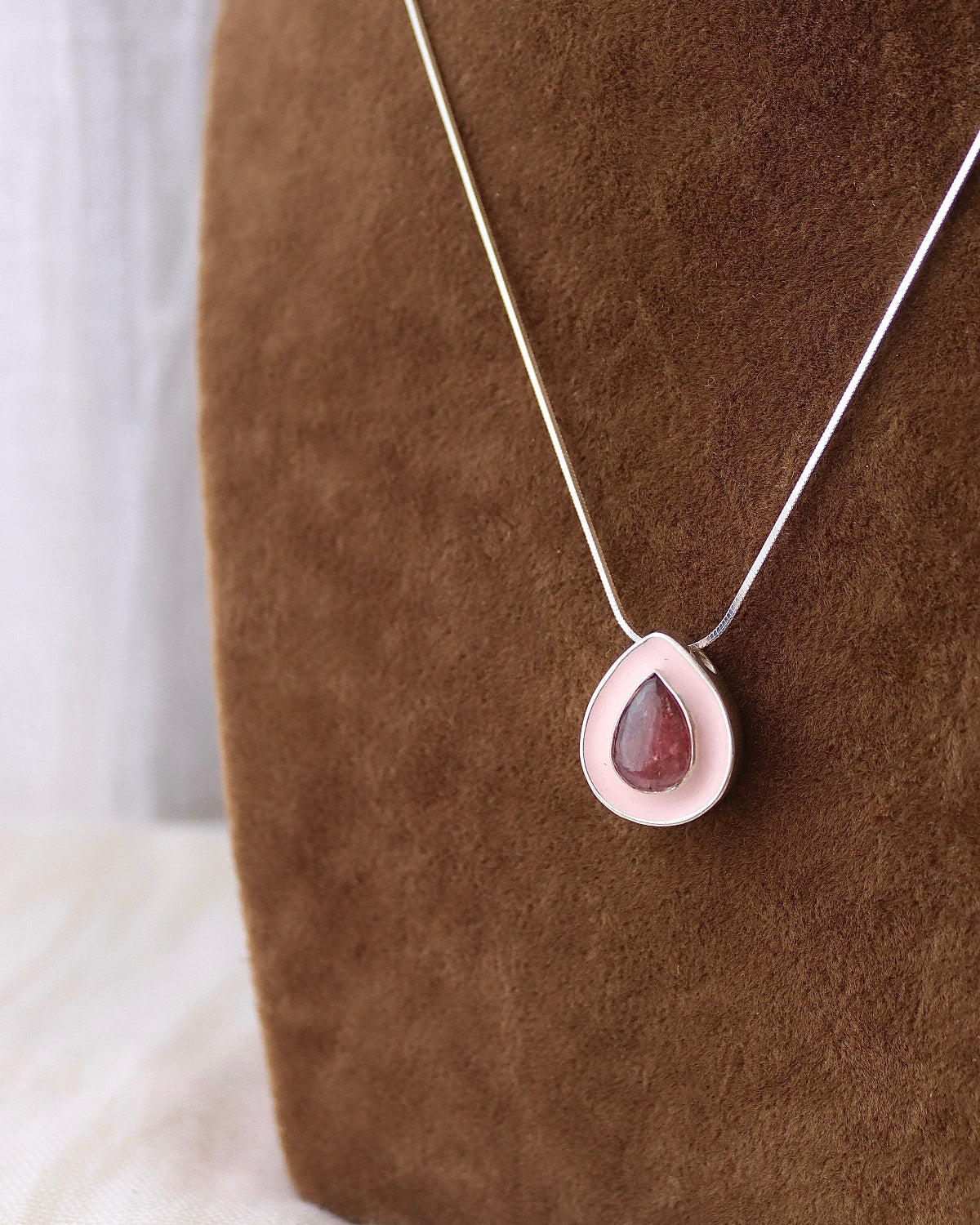 Colgante Rubelita con esmalte rosa - Pieza única