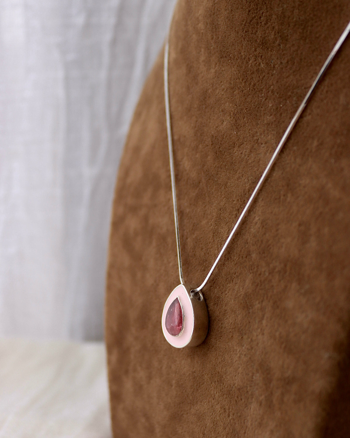 Colgante Rubelita con esmalte rosa - Pieza única