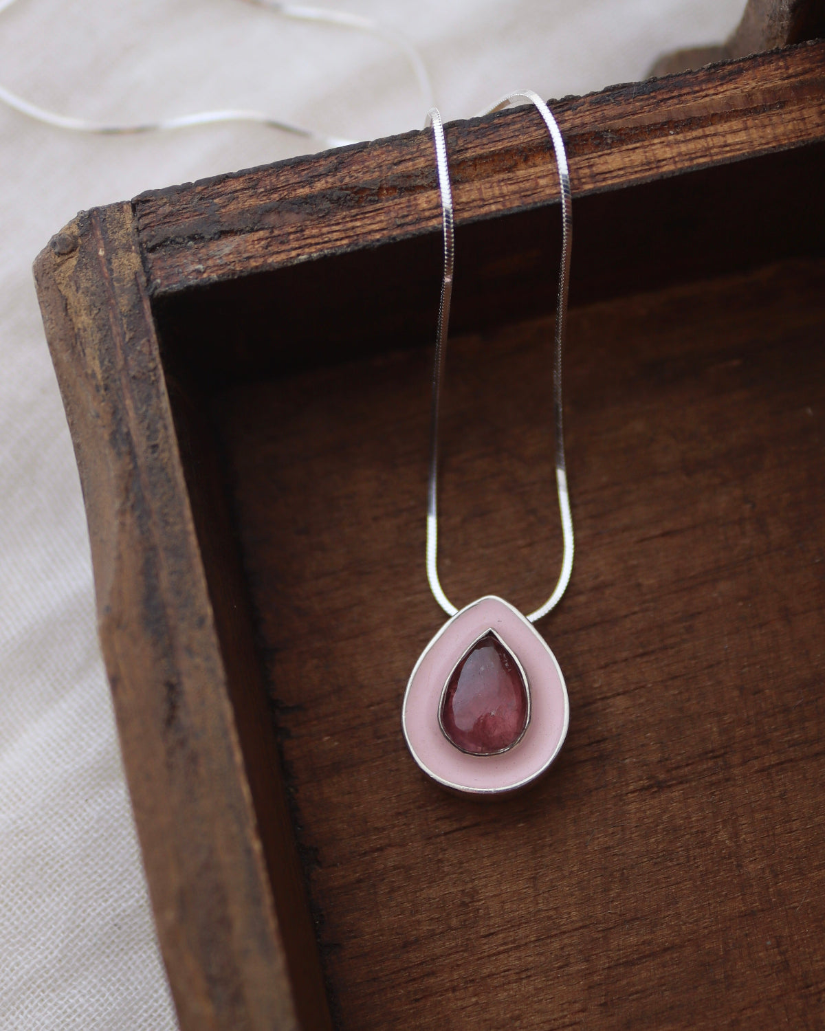 Colgante Rubelita con esmalte rosa - Pieza única