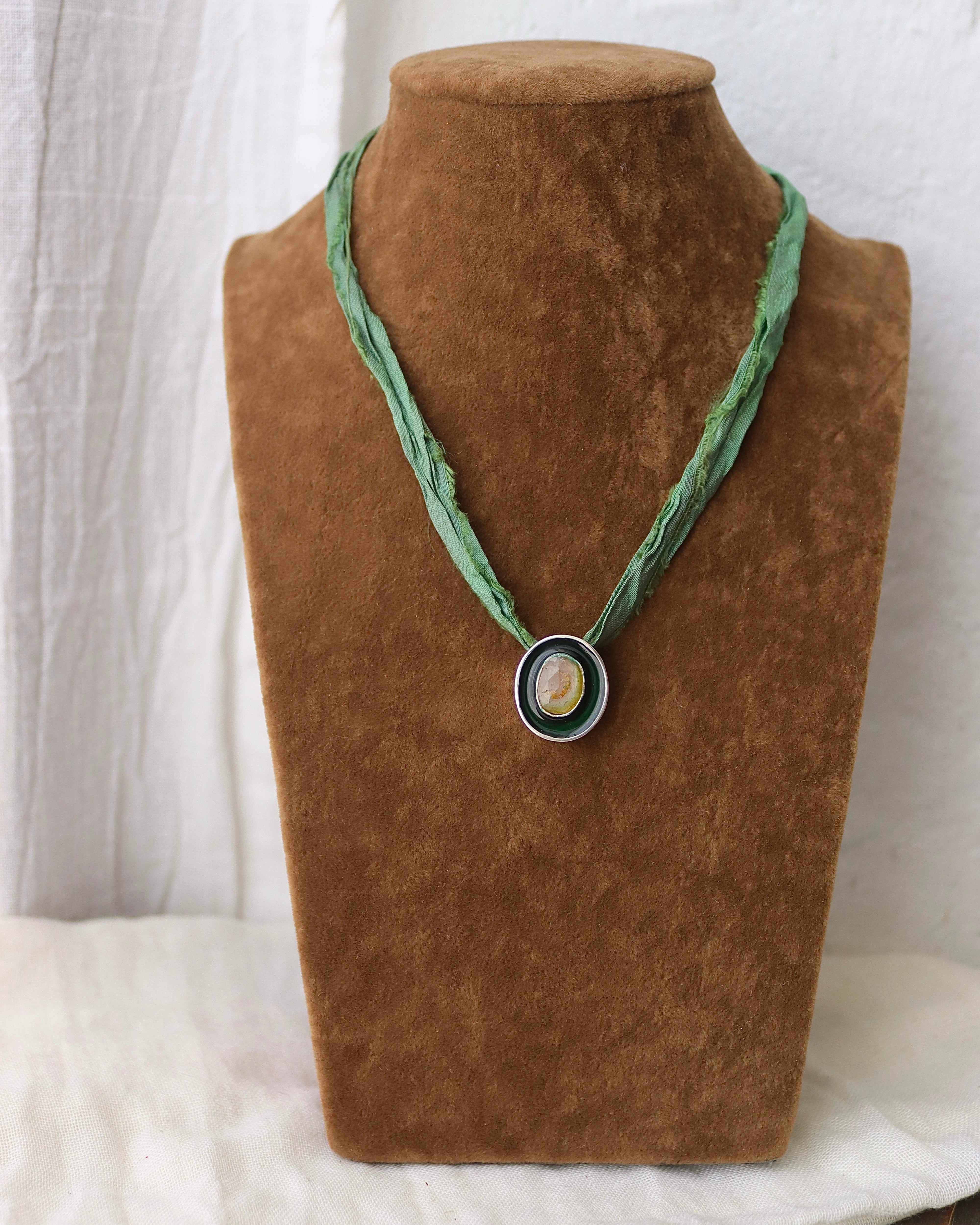 Colgante Verdelita clara con esmalte verde- Pieza única
