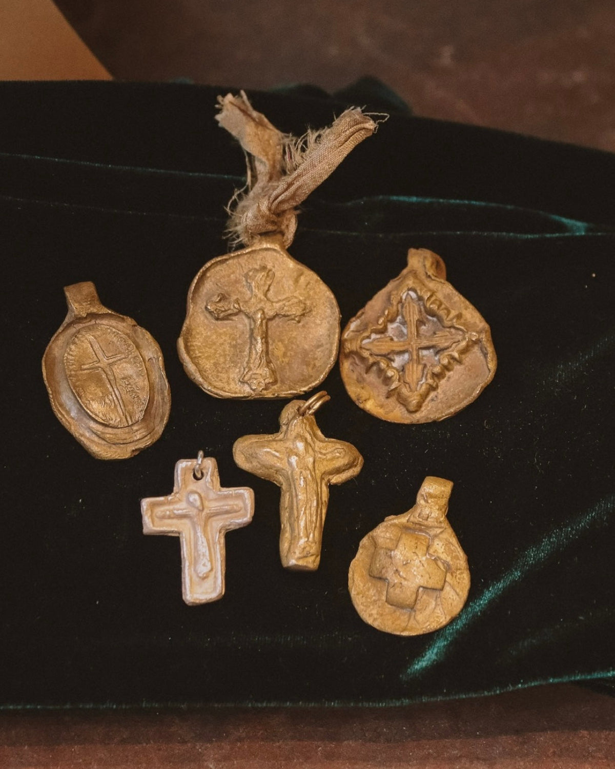 Colgante rústico de la Cruz de Schoenstatt en latón. Hecha artesanalmente por Sandra Bellew