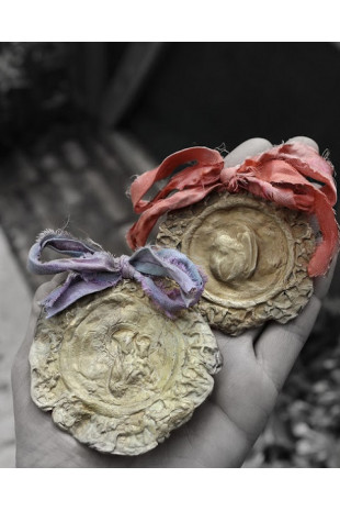 Medalla rústica del Angel de la Guarda para cuna en latón. Hecha artesanalmente por Sandra Bellew.