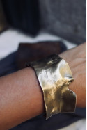Brazalete rústico en latón. Hecho artesanalmente por Sandra Bellew.