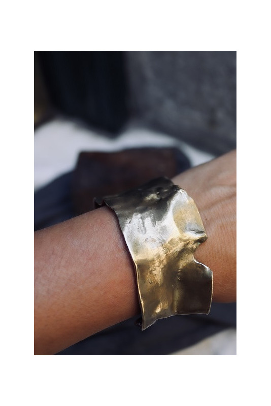 Brazalete rústico en latón. Hecho artesanalmente por Sandra Bellew.