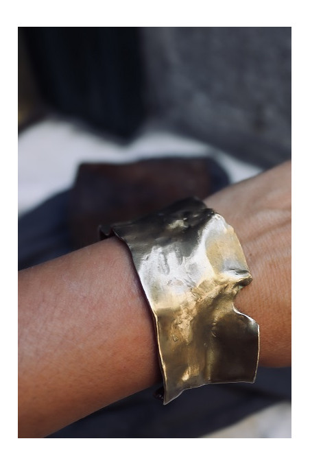 Brazalete rústico en latón. Hecho artesanalmente por Sandra Bellew.